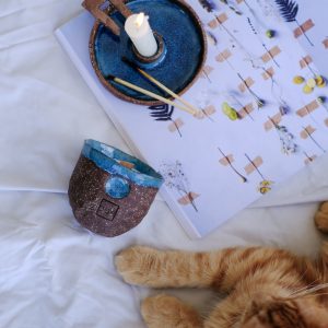 Kahverengi/Mavi Seramik Doğal Soya Mumu | Amber Kokulu | El Yapımı Ahşap Fitilli Mum